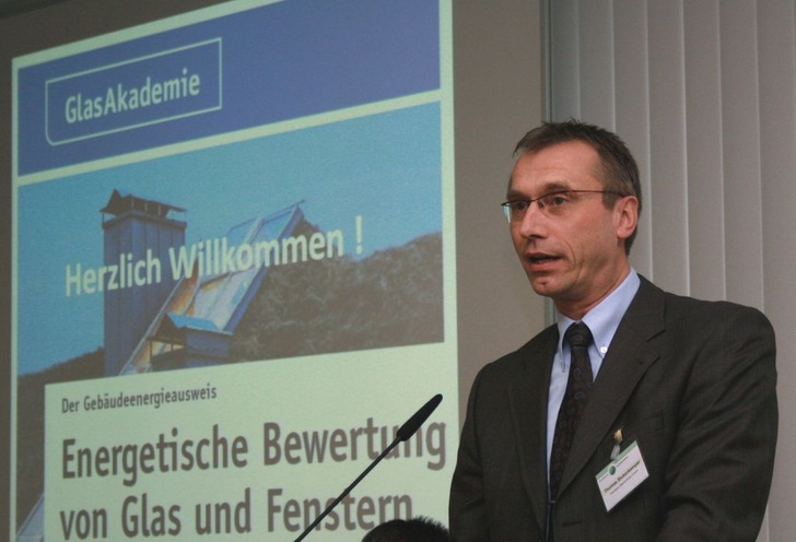 Die Seminare traf das Interesse der Besucher<br />Thomas Stukenkemper, Geschäftsführer der Flachglas MarkenKreis GmbH, moderierte die Seminarreihe „Energetische Bewertung von Glas und Fenstern“. - © mr
