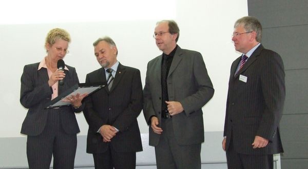 Nach ihrer Laudatio überreichte Sozialministerin Mechthild Ross-Luttmann (links) in Gegenwart von zwei Vertretern der WfbM und der PGB die Auszeichnung der Arbeitsgemeinschaft in Form einer Urkunde an Gerd Hautau (zweiter von links).