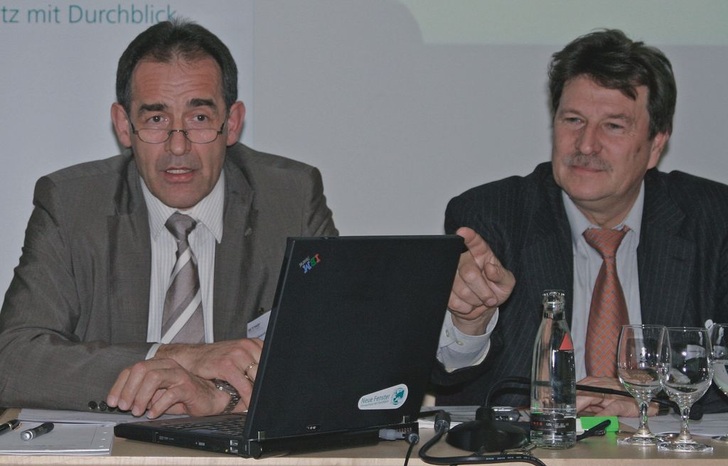 Branchenstruktur transparent<br />Auf der Pressekonferenz des VFF zur fensterbau/frontale: Präsident Bernd Helbing (l.) und Geschäftsführer Ulrich Tschorn. - © Foto: Daniel Mund
