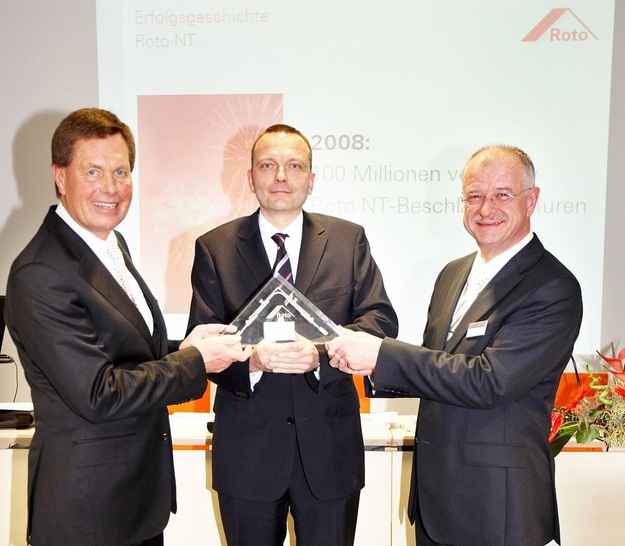 100 Mio. NT-Beschläge ­ausgeliefertIn Nürnberg überreichten der Vorstandsvorsitzende Dr. Keill und Verkaufsleiter Rainer Kohn das Jubiläumsprodukt symbolisch an den Vorstand der Internorm-Gruppe, Christian Klinger. Die slowakische Tochter HSF der Österreichischen Fenstergruppen war zufällig der Kunde des 100-millionsten NT-Beschlages. Erst 2007 habe, so Christian Klinger, die HSF einen Beschlagwechsel von einem anderen Fabrikat auf Roto realisiert. „Die bisherigen Erfahrungen zeigen, dass sich mit Professionalität und Engagement auf beiden Seiten das gewünschte Resultat erzielen lässt“, brachte er sein positives Zwischenfazit der neuen Kooperation zum Ausdruck.
