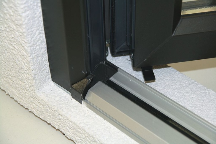 Interessante Details: Ein Senk- und Hebemechanismus verbindet die Vorzüge eines Fensters mit dem Komfort einer Tür.