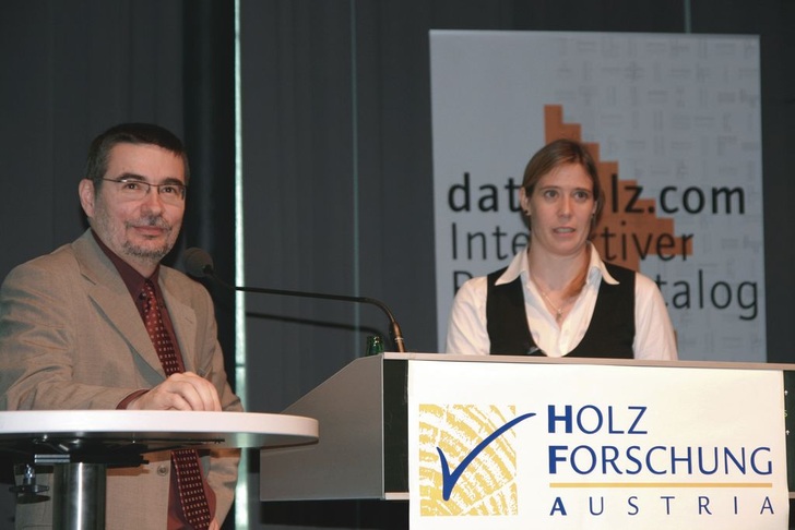 „Sie können es gar nicht richtig machen – auch wenn Sie es wollen“Klaus Peter Schober, Abteilungsleiter Holzforschung Austria auf dem Fenster-Türen-Treff 2008 zum Problem Fensterbankanschluss. Rechts: Sylvia Polleres