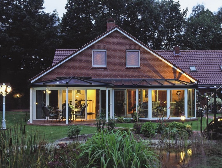 Lebensqualität verwirklichenEin Wintergarten steht ohne Zweifel für hohe Lebensqualität im Eigenheim. Für den Konstrukteur stellt er eine besondere Bauaufgabe dar, die unterschiedlichsten Anforderungen genügen muss.