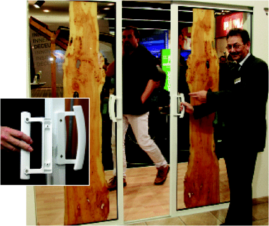 EffektvollGeschäftsführer Volker Plesse zeigt auf der Messe die beeindruckende Gestaltungsvielfalt der neuen Schiebeelemente