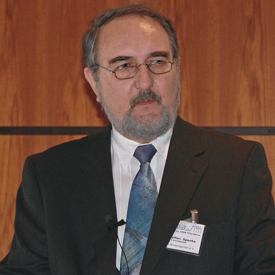 Der 1. Vorsitzende Dr. Steffen Spenke hat auf der Tagung neue Merkblätter der Verbandes vorgestellt.