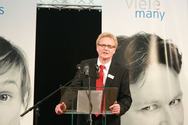 Herbert Holtgreife bedankte sich bei Mitarbeitern und Partnern für die engagierte und intensive Zusammenarbeit, die die Basis des Unternehmenserfolgs darstellt.