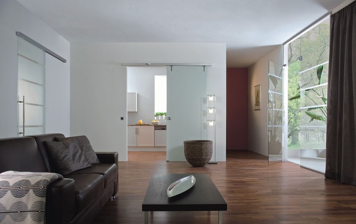 Ob im privaten Eigenheim oder im Objektbau, der Einsatz von Glas im Innenbereich liegt im Trend – Tendenz steigendHierfür bietet Dorma-Glas eine Vielzahl von Produkten, die von manuellen über elektromechanische Türen bis hin zu Ganzglassystemen und Designglastüren reichen.