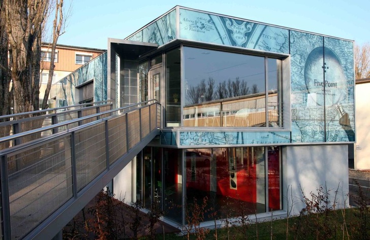 Landkarte auf GlasBei der Fassade wurde das ­digitale Druckverfahren Okacolor ­angewendet.