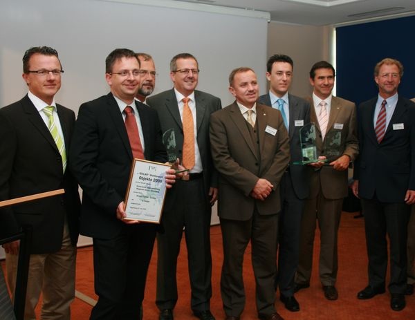 Hans-Joachim Arnold (4. von li.) freute sich bei der Isolar-Glas-Tagung 2008 zusammen mit den Gewinnern des Isolar-Wettbewerb “Objekte 2007” : Wir als Isolar-Gruppe wachsen weiter und werden immer internationaler.