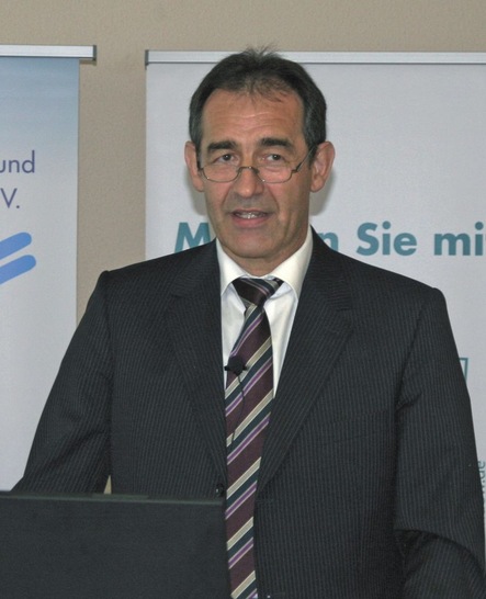 Bernhard Helbing, der wiedergewählte Präsident des Verbands der Fenster und Fassadenhersteller e. V., auf dem Jahreskongress des Verbands in der sächsischen Landeshauptstadt Dresden.