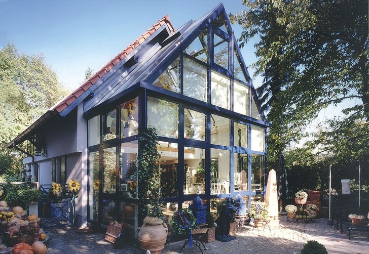 Wintergärten bieten ein besonderes Wohnerlebnis zu jeder Jahreszeit — dabei muss allerdings die Verglasung stimmen.