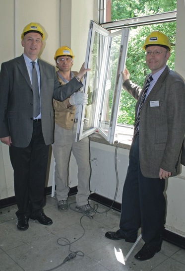 Veka UT Geschäftsführer Norbert Bruns (li.) und Michael Vetter, Geschäftsführer der Rewindo, beim Ausbau der ersten Fenster des größten Recyclingprojekts von PVC-Fenstern in Deutschland.