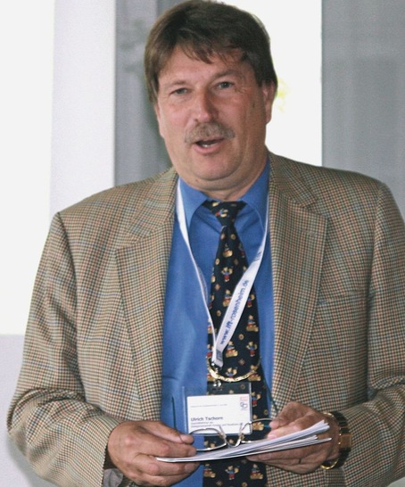 Ulrich Tschorn bei der ift Fachtagung Holzfenster beim Beschlaghersteller Siegenia-Aubi in Wilnsdorf.