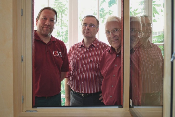 Erfolgreich mit der Klebetechnik<br />Handwerklich verklebte Fenster wie von der Gegg GmbH sind ­rentabel, wenn das Konzept stimmt; Götz Gegg, Dieter Knapp (Sika) und Adolf Gegg (v.l.)