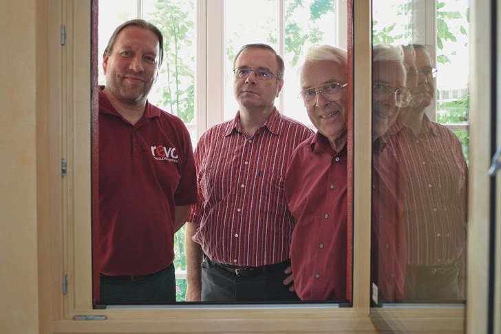 Erfolgreich mit der KlebetechnikHandwerklich verklebte Fenster wie von der Gegg GmbH sind ­rentabel, wenn das Konzept stimmt; Götz Gegg, Dieter Knapp (Sika) und Adolf Gegg (v.l.)