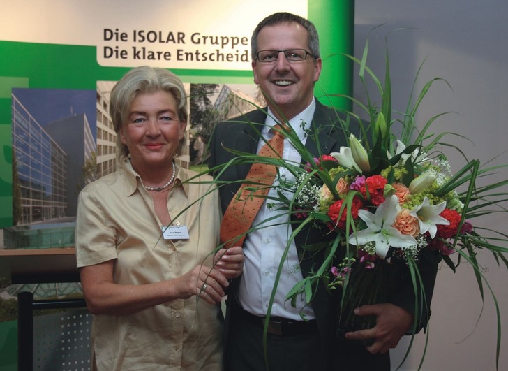Gelungene Veranstaltung in Bayern<br />Hans-Joachim Arnold bedankt sich bei Rosemarie Natter, der Geschäftsführerin von Glas Natter, die die Tagung nach Regensburg geholt hatte.