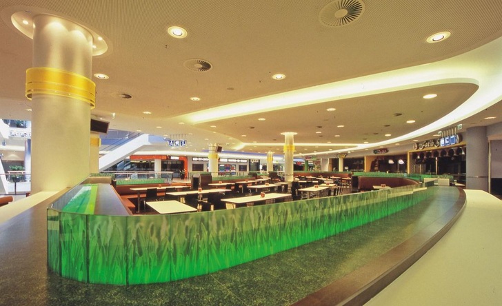 Bilder auf Glas oder auf Folie sind ein ansprechendes ­Gestaltungselement VSG mit digital bedruckter Folie (Sigla Motiv) beim Foodcourt Eastgate, Berlin