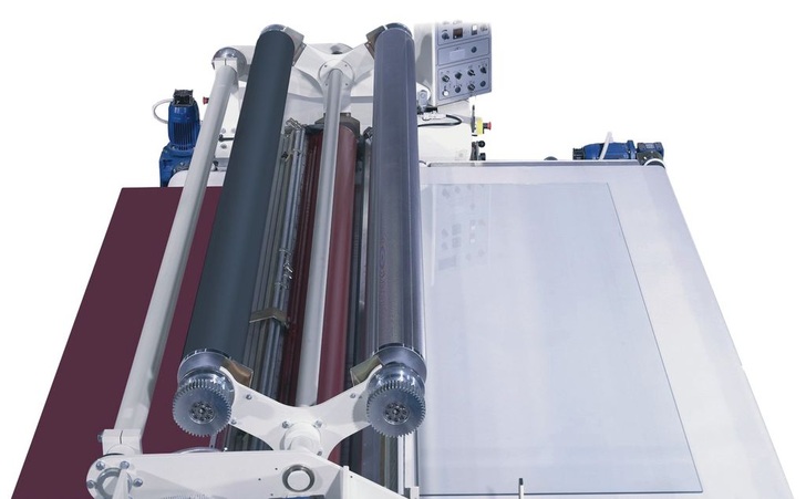 Das Bedrucken von Flachglas im Rollercoat-Verfahren Bei dieser Technologie wird organische oder keramische Farbe mittels Walze flächig deckend oder als Muster auf die Glasscheibe aufgebracht, und das bis zu zehnmal schneller als im Siebdruckverfahren.