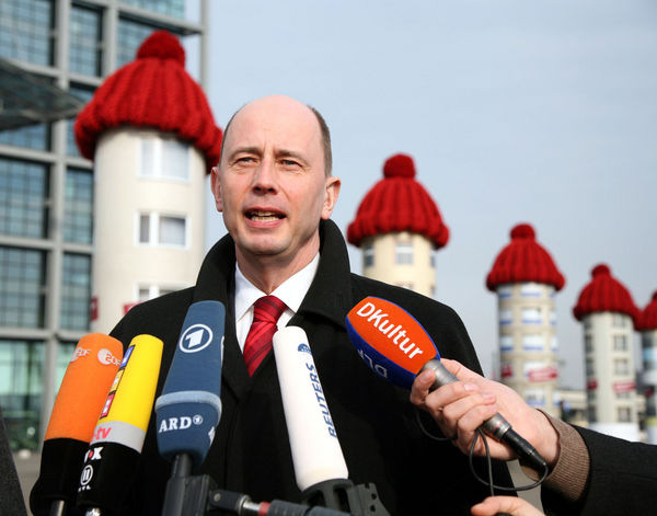 Bundesminister Wolfgang Tiefensee stellte im Februar die neue Kampagne zur CO2-Gebäudesanierung in Berlin vor.