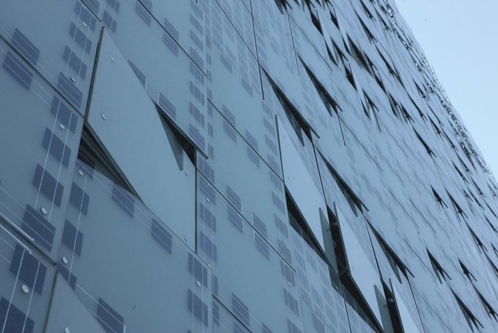 Verändern Photovoltaik-Module künftig unsere Fassaden im großen Maßstab?In Fassaden und Glasdächern integrierte PV-Systeme nutzen effizient die Flächen am Gebäude zur Energiegewinnung – ein aussichtreicher Zukunftsmarkt!