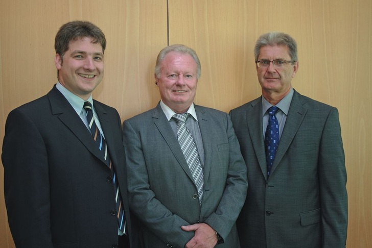 Überzeugt vom neuen Wendefenster<br />Siegenia-Aubi-Konstruktionsleiter Christian Rosenthal, Hans Öhman, Geschäftsführer der Comfort Window AB, und Vertriebsleiter Georg Ernst (v.l.). - © Foto: Matthias Rehberger
