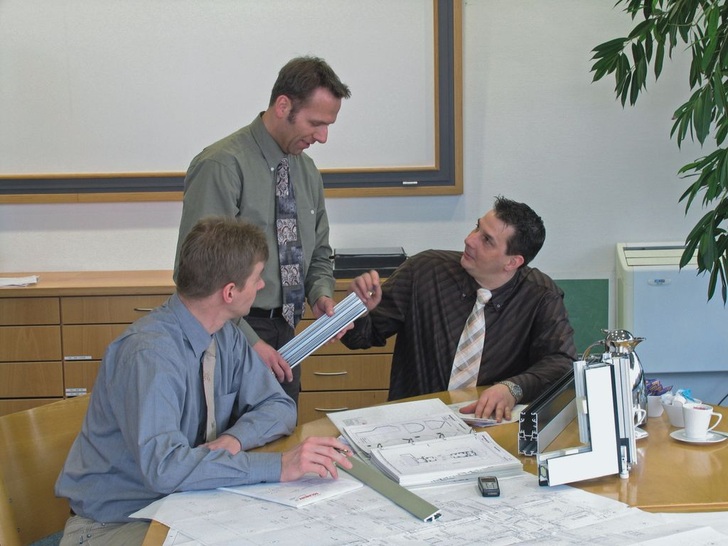 Informations- und Datentransfer als SchlüsselDie Kombination aus gut informierten Mitarbeitern und dem Einsatz von Software beschleunigt Arbeitsprozesse und verringert Rückfragen.