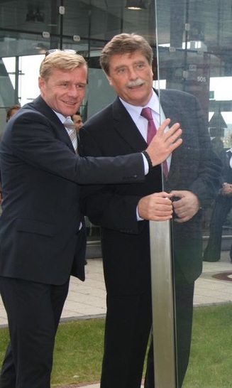 Kinon-Geschäftsführer Andreas Geith (li.) und der Kölner OberbürgermeisterFritz Schramma bei der Einweihung der neuen Glas-Stahl-Skulptur