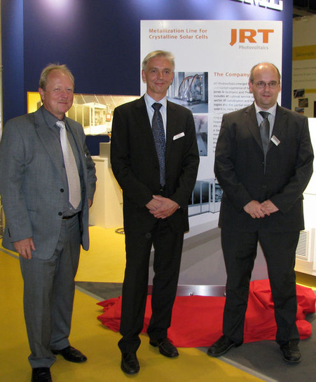 Auf der Photovoltaikmesse EU PVSEC in Valencia gaben (v.l.) Stefan Jonas, Lutz Redmann und Frank Thieme die Gründung der gemeinsamen Tochterfirma JRT Photovoltaics bekannt. Das neue Unternehmen will die Entwicklung innovativer Lösungen für die Herstellung kristalliner Solarzellen vorantreiben. - © Jonas & Redmann, Berlin
