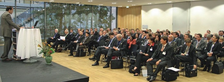 Verbandspräsident Bernard Helbing rief auf dem Kongress die Politik dazu auf, sich noch konsequenter für den energiepolitischen Wandel einzusetzen. Gleich im Anschluss an dem Kongress wurde dies in die Tat umgesetzt: In einem gemeinsamen Get Together mit Bundestagsabgeordneten ging es um ehrliche Lobbyarbeit in lockerer Atmosphäre.