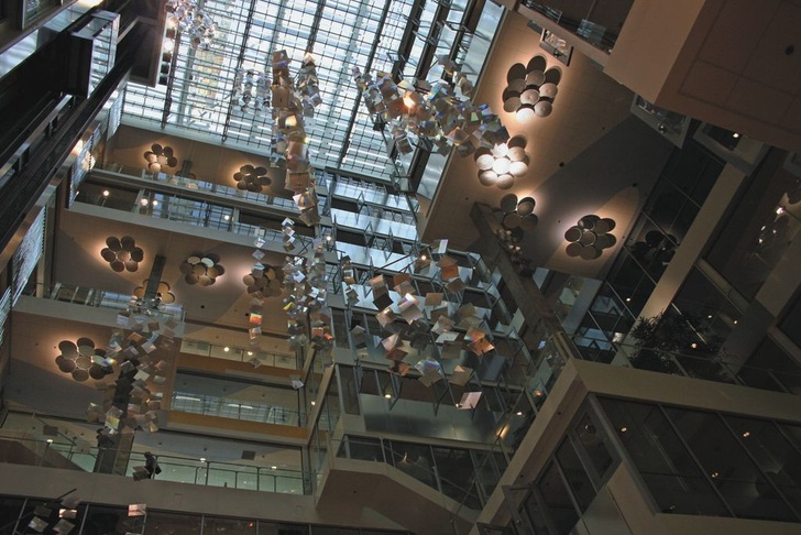 Behnisch Architekten<br />Genzyme Center, Cambridge, Massachusetts, 2003: Tageslicht wird über ­Heliostaten auf dem Glasdach nach innen gelenkt.