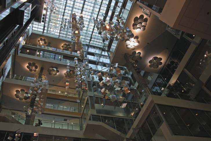 Behnisch ArchitektenGenzyme Center, Cambridge, Massachusetts, 2003: Tageslicht wird über ­Heliostaten auf dem Glasdach nach innen gelenkt.