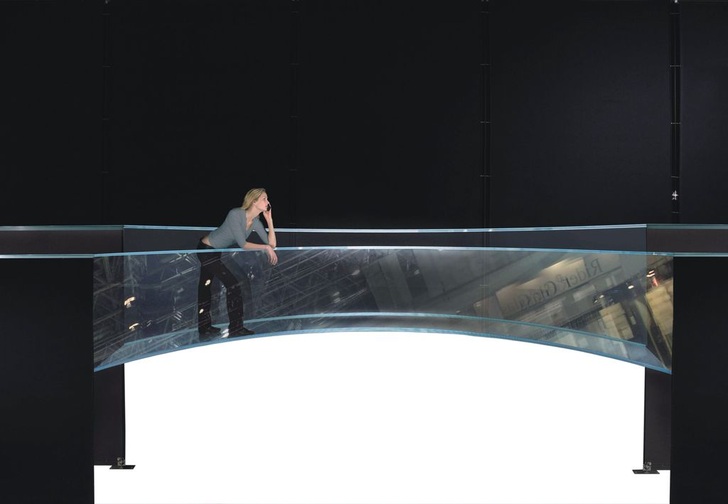 Messe-Highlight auf der Sonderschau „glass technology live“Eine spektakuläre, gebogene Brücke aus kaltgeformtem Glas wird sicher einer der Besuchermagente in ­Düsseldorf werden. Die Brücke der Firma Seele mit einer Spannweite von 7 m ist in Zusammenarbeit mit Prof. Stefan Behling und Dipl.- Ing. Andreas Fuchs und Dr. Ing. Stefan Peters entstanden.