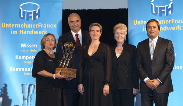 Bei der Preisverleihung zur Unternehmerfrau 2008 (v. l.): Ursula Jachnik, Bundesvorsitzende der Unternehmerfrauen im Handwerk; Otto Kentzler, Präsident des Zentralverbands des Deutschen Handwerks, Preisträgerin Nicole Leiffermann, Annegret Sanders, Vorsitzende des UFH-Landesverbandes Hamburg, Alexander Holzmann, Herausgeber von handwerk magazin.