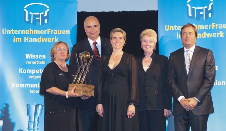 Bei der Preisverleihung: Ursula Jachnik; Otto Kentzler, Preisträgerin ­Nicole Leiffermann, Annegret Sanders, Alexander Holzmann (von links) - © Walter Rammler
