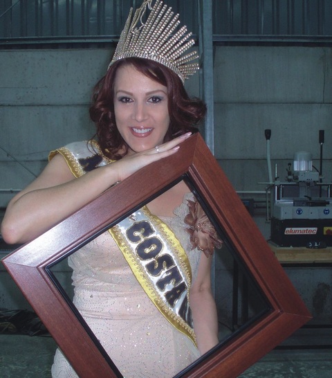 Schöner Rahmen für das Fenster<br />Beatriz, die ,Miss Costa Rica Intercontinental’ im Jahre 2002 ist die Tochter von Geschäftspartner Antonio Sibriano.