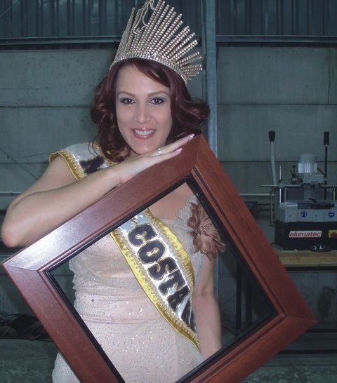Schöner Rahmen für das FensterBeatriz, die ,Miss Costa Rica Intercontinental’ im Jahre 2002 ist die Tochter von Geschäftspartner Antonio Sibriano.
