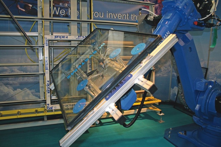 Hochautomatisierte Produktion von ­geklebten Fenster­systemenHier ist ein Fertigungsroboter am Stand von Dow Corning auf der letzten fensterbau/frontale zu sehen.