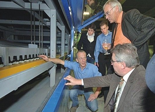Bei der Eröffnungsfeier erläutern Mit-arbeiter von Glas Wulfeier den Gästen die neuen Maschinen.