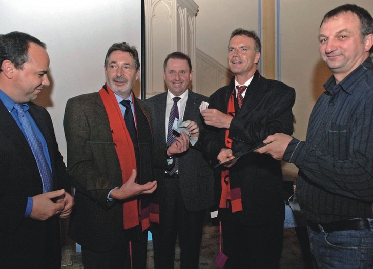 Auf viele Spender freuen sich (von links): GF Ralf Blaszczyk von der Saint-Gobain Deutsche Glas, der Potsdamer Oberbürgermeister Jann Jacobs, Hartmut Gölitz vom Bauverein Winzerberg, Heinz Berg von der Schlösserstiftung und Glasermeister Reinhard Polanowski.