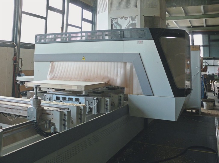 Sonderfensterbau im GriffDas Record 132 NT TVN Prisma, ein Fünf-Achs-BAZ, steht zur Bearbeitung von Rundbogen- und Sonderfenstern sowie von Haustüren zur Verfügung.