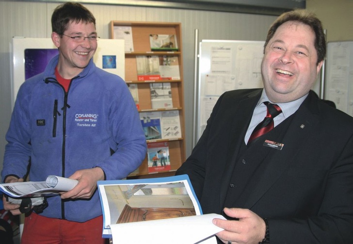 Partnerschaftlicher UmgangGünter Schmitz (r.) und Schreiner Torsten Alf, der gerade von einer ­Fenstermontage ­zurückkommt. „Hier arbeitet keiner gegen den anderen."