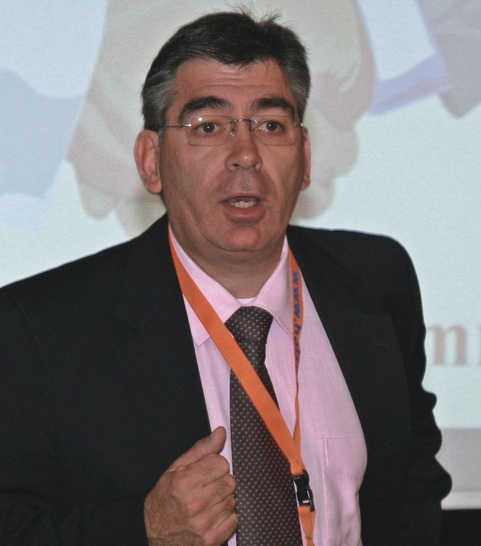 Prof. Dr. h.c. Klaus Layer ist Leiter der gewerblichen Akademie für Glas-, Fenster- und Fassadentechnik Karlsruhe, Energieberater und Dozent für Bauphysik und ­Konstruktionen und ö.b.u.v. Sachverständiger HK-Mannheim ­für das ­Glaserhandwerk.