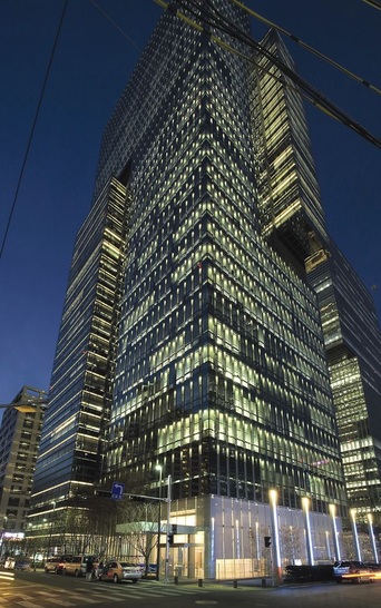 Geregelter Sonnenschutz im neuen Samsung Office Tower in Seoul7688 Somfy-Motoren bewegen die Sonnenschutzelemente; der ­Innensonnenschutz wird über die animeo LON-Steuerung geregelt.
