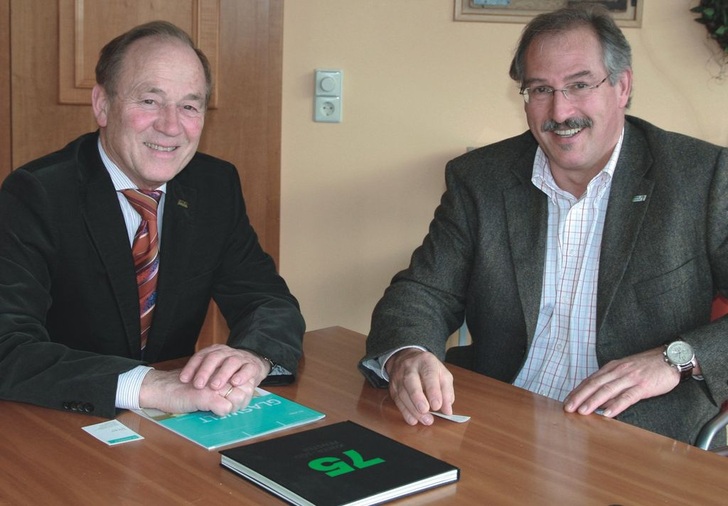 Horst Kneer und ­Hugo SchairerDer Firmenchef kann sich seit 23 Jahren auf seinen Betriebsleiter im Werk ­Westerheim ­verlassen.