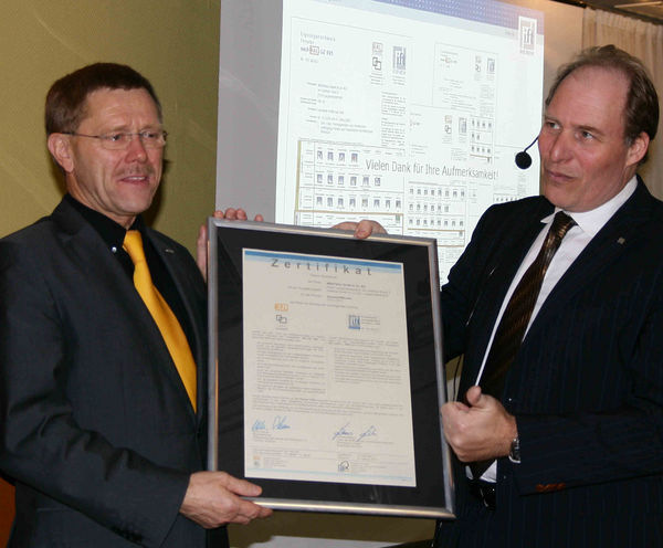 Ift-Institutsleiter Ulrich Sieberath (r.) übergibt auf dem Wertbau-Partnertag das RAL-Zertifikat an Firmenchef Rainer Taig. - © Daniel Mund
