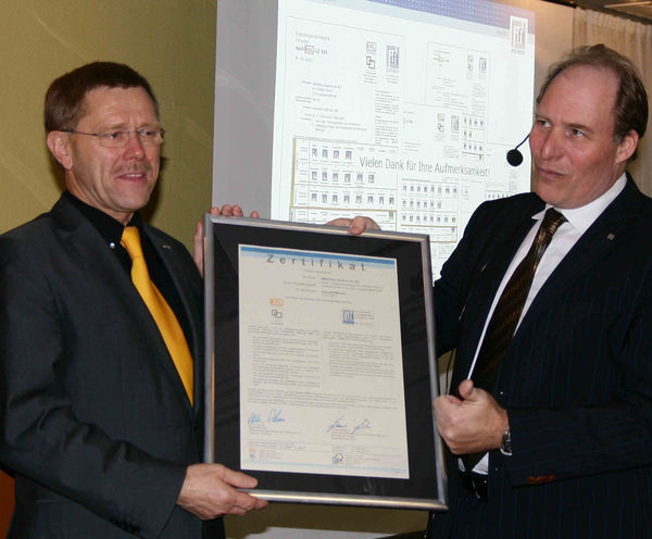 Ift-Institutsleiter Ulrich Sieberath (r.) übergibt auf dem Wertbau-Partnertag das RAL-Zertifikat an Firmenchef Rainer Taig.