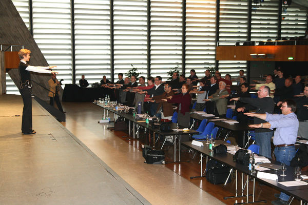 Bewegungspädagogin Sabine Blum lockerte die Teilnehmer mit kleinen Übungen auf.