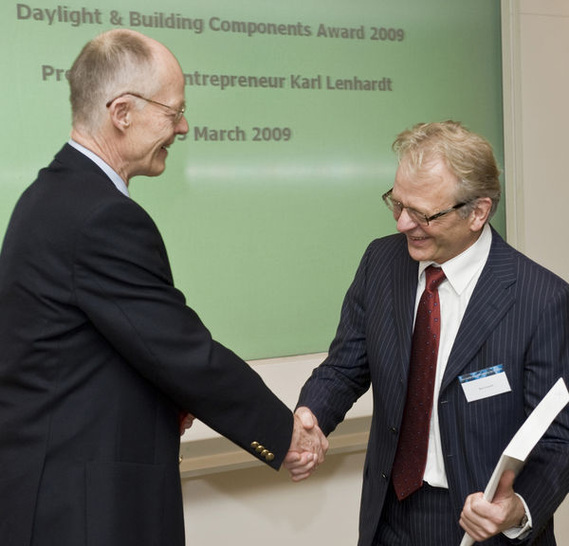 Lars Kann-Rasmussen (li.)gratuliert Karl Lenhardt bei der Preisverleihung des “Daylight and Building Component Award". - © Velux Deutschland GmbH
