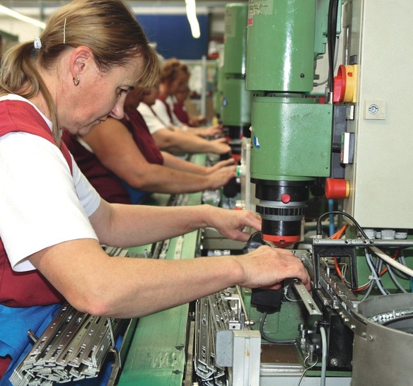 Beschlagsmontage im Roto Werk Lövö in Ungarn