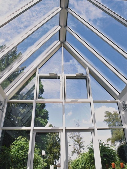 Im Wintergarten müssen die Temperatur und das Klima stimmen<br />Die Aufheizung des Glasanbaus lässt sich mit Sonnenschutzglas deutlich senken. Auf Südseiten lohnt die Kombination mit anderen Sonnenschutzeinrichtungen.